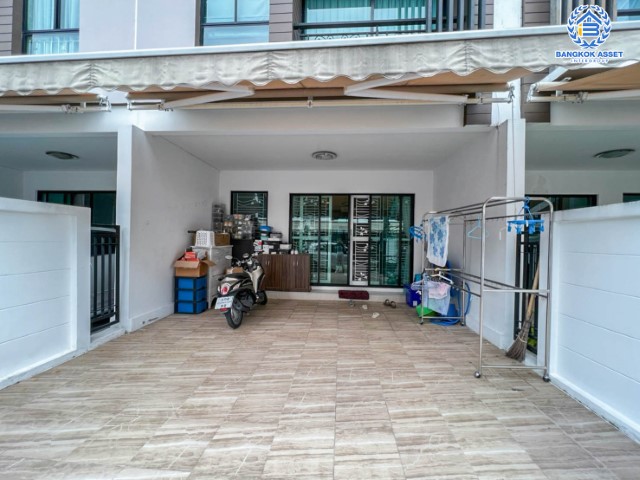 ทาวน์เฮ้าส์มือสอง ม.บ้านกลางเมือง นวมินทร์42 แบรนด์ AP เนื้อที่ 18.1 ตร.ว. มาพร้อมฟังก์ชัน 3 ห้องนอน 3 ห้องน้ำ 2 ที่จอดรถ แถมฟรี !!! เครื่องปรับอากาศ 4 เครื่อง และเครื่องทำน้ำอุ่น 2 เครื่อง สภาพแวดล้อมเยี่ยม ทำเลดีเชื่อมต่อ ถ.รามอินทรา, ถ.เกษตร-นวมินทร์ ใกล้รถไฟฟ้าสายสีชมพู "สถานีนพรัตน์" และทางด่วน ฉลองรัช…